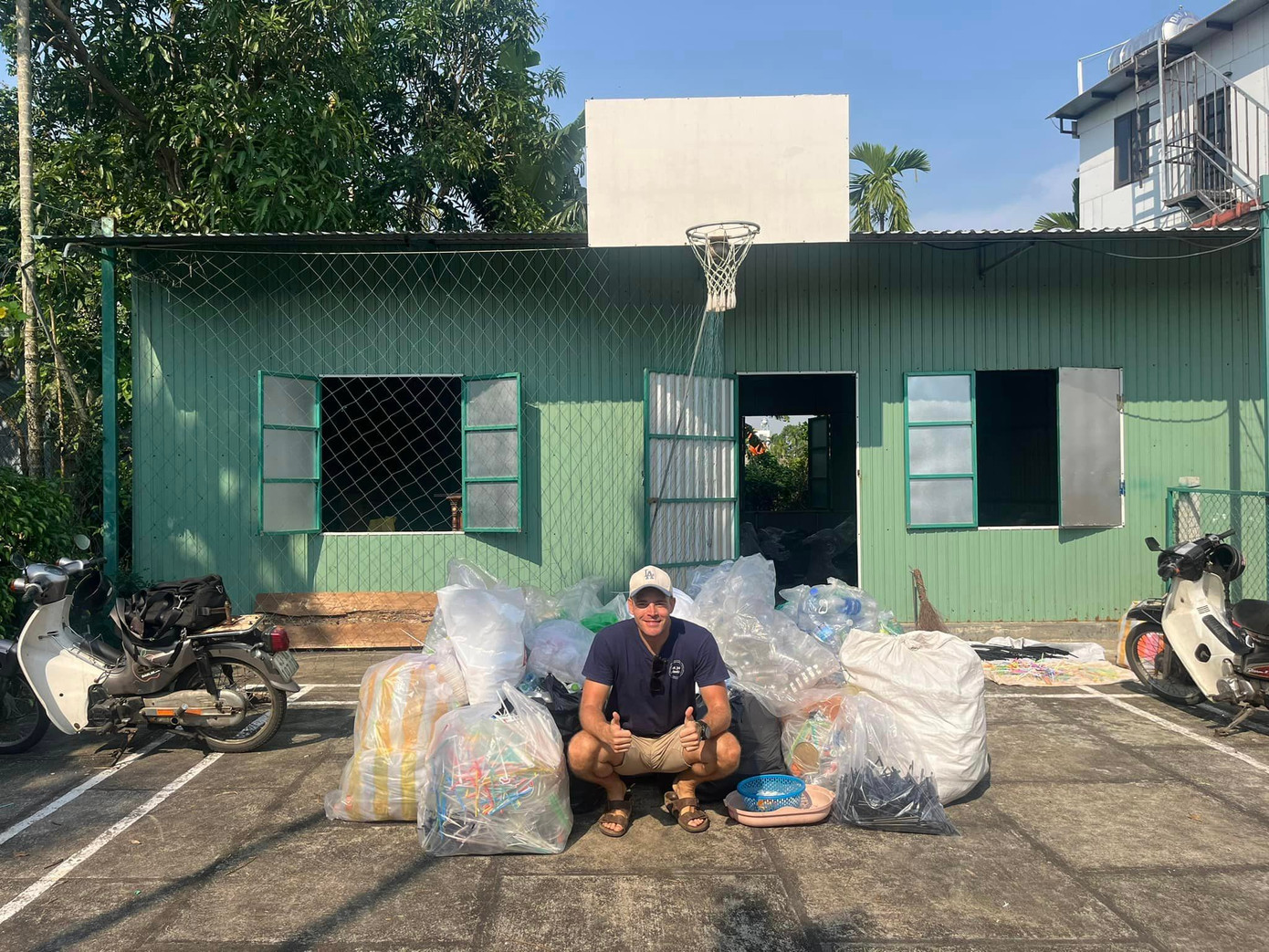 Công ty khởi nghiệp còn ít người nên giám đốc Frantz thường tự lái xe đi… xin rác