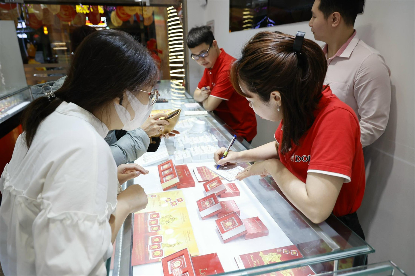 Thực trạng độc quyền vàng miếng SJC khiến giá vàng neo ở mức cao. Ảnh: Như Ý. Thực trạng độc quyền vàng miếng SJC khiến giá vàng neo ở mức cao. Ảnh: Như Ý.