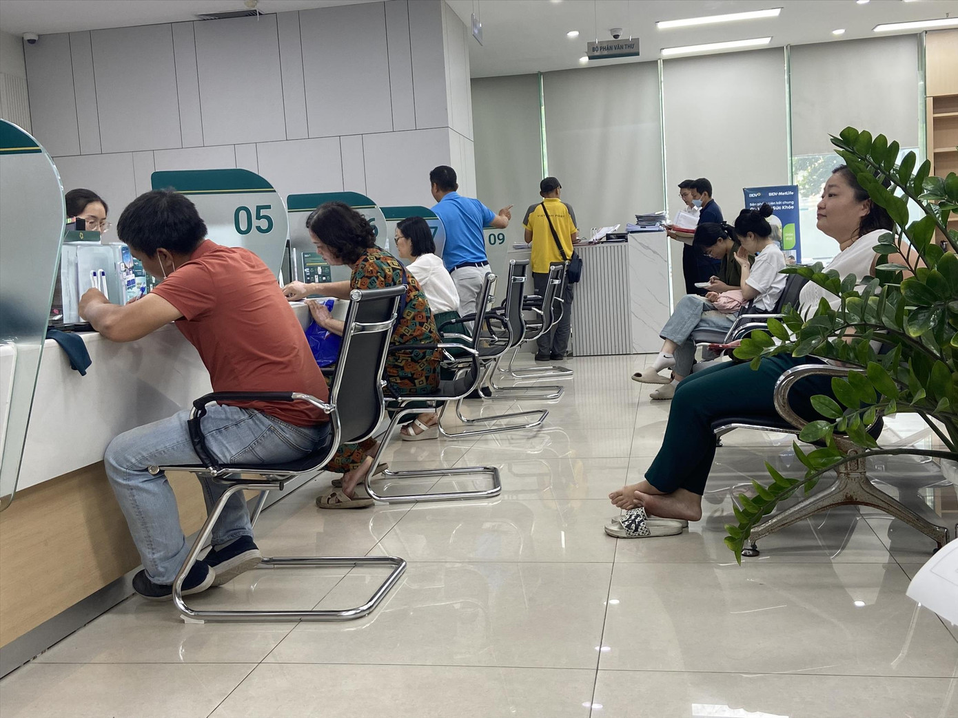 Người dân xếp hàng chờ cài đặt sinh trắc học tại ngân hàng ngày 2/7. Người dân xếp hàng chờ cài đặt sinh trắc học tại ngân hàng ngày 2/7.