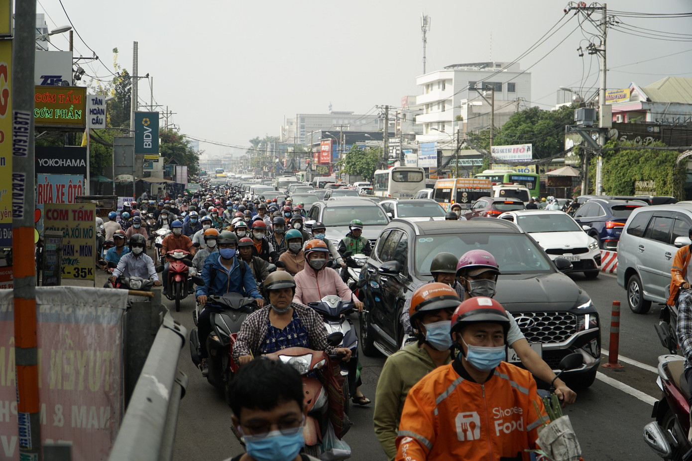 Quốc lộ 13 qua địa bàn TPHCM thường xuyên ùn ứ vào giờ cao điểm Ảnh: H.H