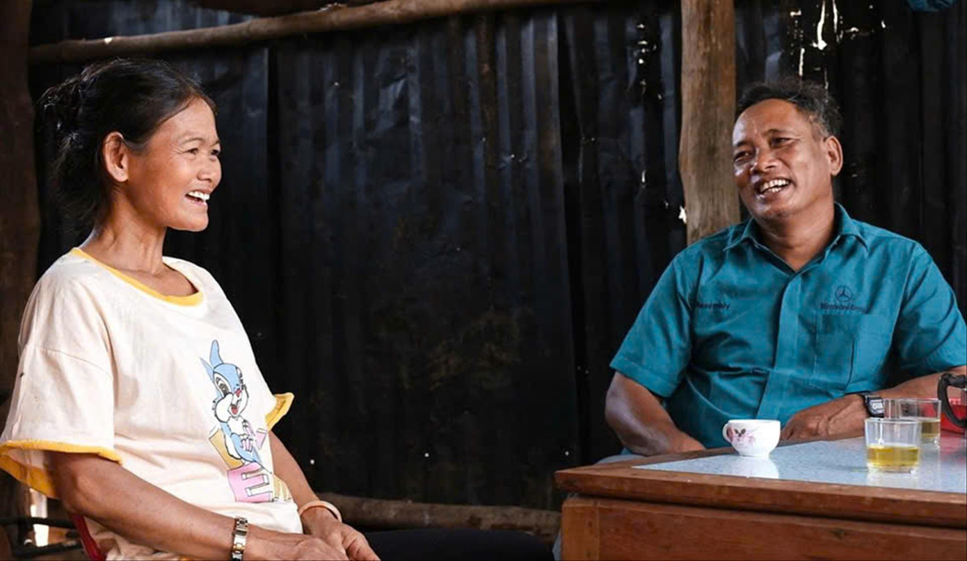 Bà Thị Chên cùng chồng vui mừng