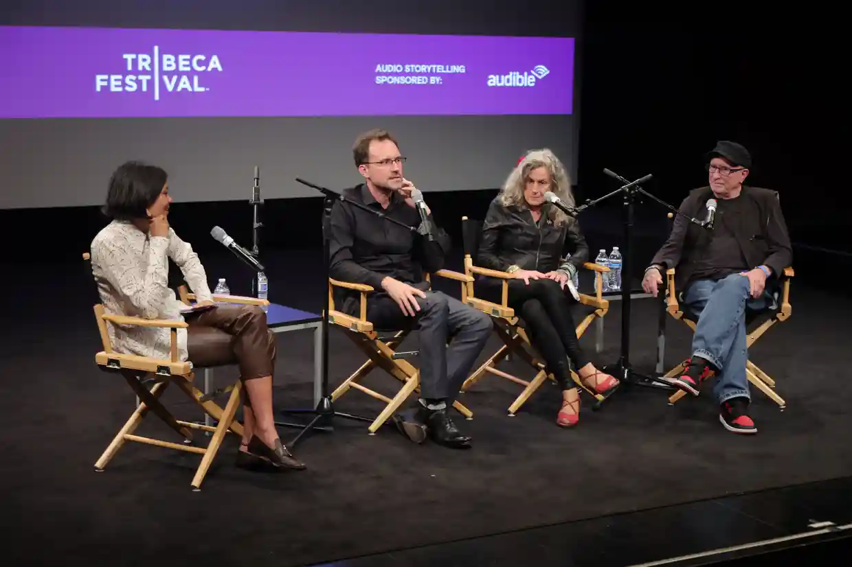 Ông Zayd Dohrn (thứ hai trái sang) cùng bố mẹ Bernardine Dohrn và Bill Ayers tại buổi ra mắt Mother Country Radicals ở New York