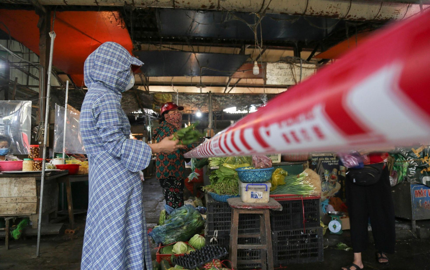 Xăng tăng, nhiều mặt hàng thực phẩm đồng loạt “nhảy” giá