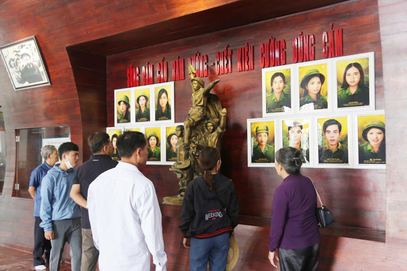 13 bức ảnh chân dung liệt sĩ Truông Bồn được đặt trang trọng tại Bảo tàng khu di tích Truông Bồn