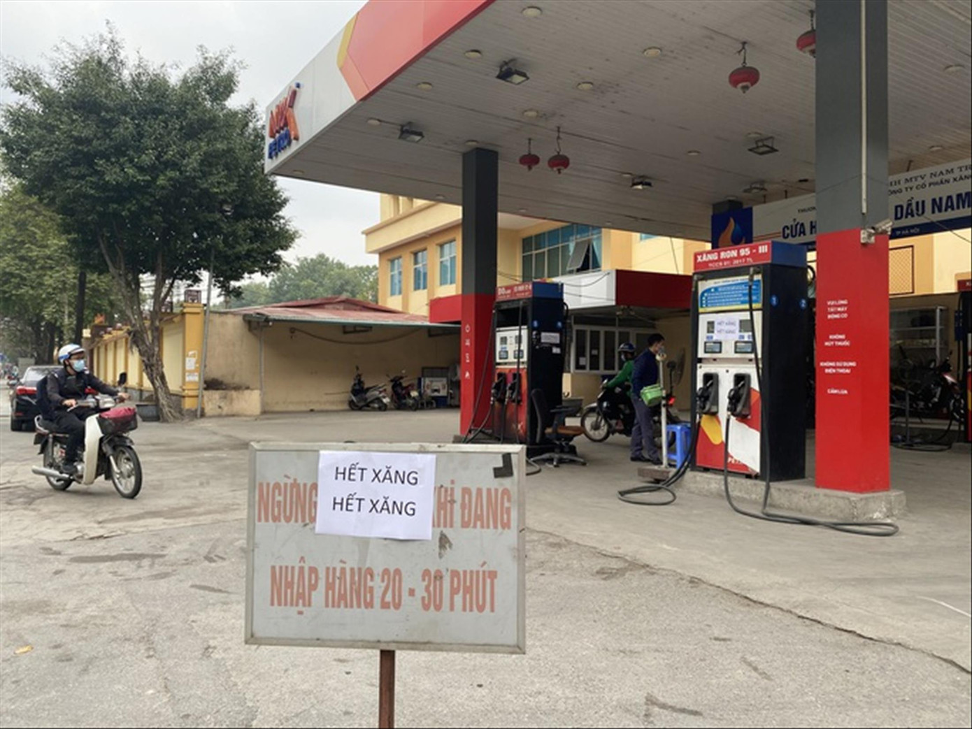 Nhiều cây xăng bán lẻ ở khu vực phía Nam treo biển hết xăng sau khi 7 doanh nghiệp đầu mối bị rút giấy phép trong thời gian qua. Ảnh: Nguyễn Bằng