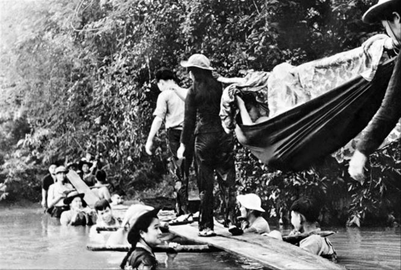 “Cầu người” của Phạm Văn Thính từng được triển lãm ở Hungary, được tặng Kỷ niệm chương của Bộ Giao thông Vận tải