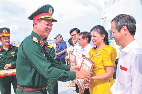 Tại Trường Sa, Trung tướng Nguyễn Trường Thắng - Tư lệnh Quân khu 7 trao bằng khen cho Tổng giám đốc Lê Thị Tố Nga (áo vàng) và đại diện các doanh nghiệp Ảnh: Đại Dương