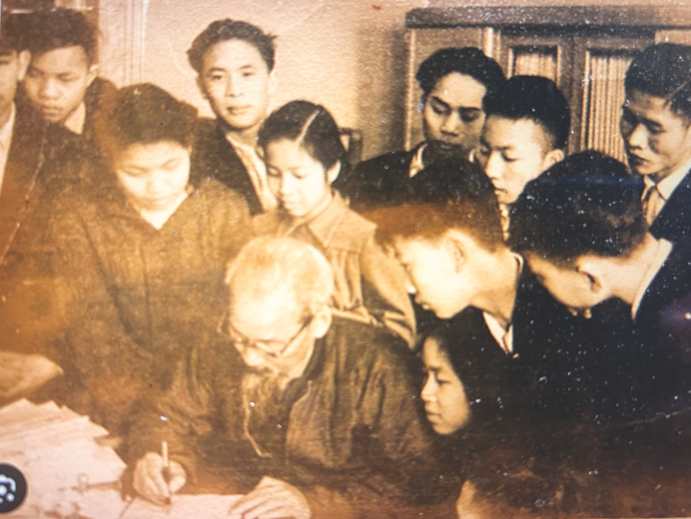 Bác Hồ với các du học sinh ta tại Liên Xô trong một lần thăm nước bạn
