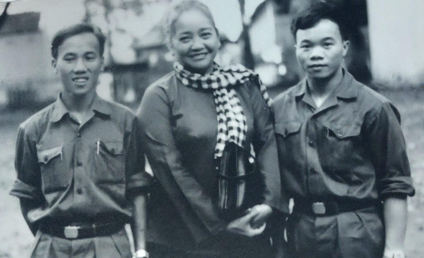 Dương Công Sửu (ngoài cùng bên phải) vinh dự được bà Nguyễn Thị Định, Phó Tổng Tư lệnh Quân giải phóng miền Nam Việt Nam ghi nhận, động viên năm 1973 ảnh: tư liệu Dương Công Sửu (ngoài cùng bên phải) vinh dự được bà Nguyễn Thị Định, Phó Tổng Tư lệnh Quân giải phóng miền Nam Việt Nam ghi nhận, động viên năm 1973 ảnh: tư liệu