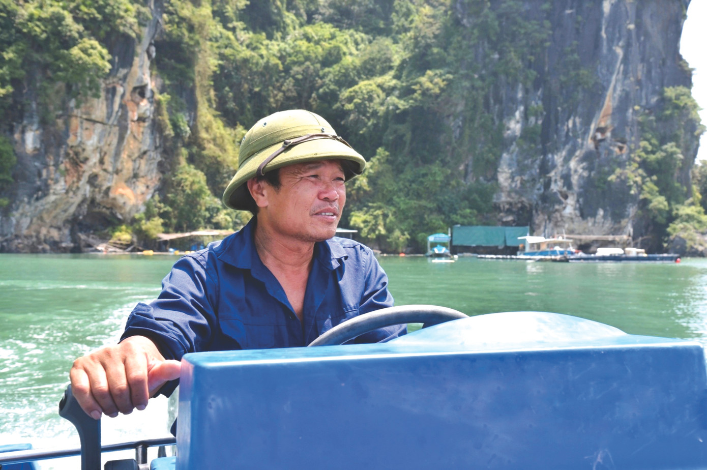 Ông Nguyễn Sỹ Bính, Chủ nhiệm Hợp tác xã nuôi trồng thủy sản Phất Cờ Ông Nguyễn Sỹ Bính, Chủ nhiệm Hợp tác xã nuôi trồng thủy sản Phất Cờ