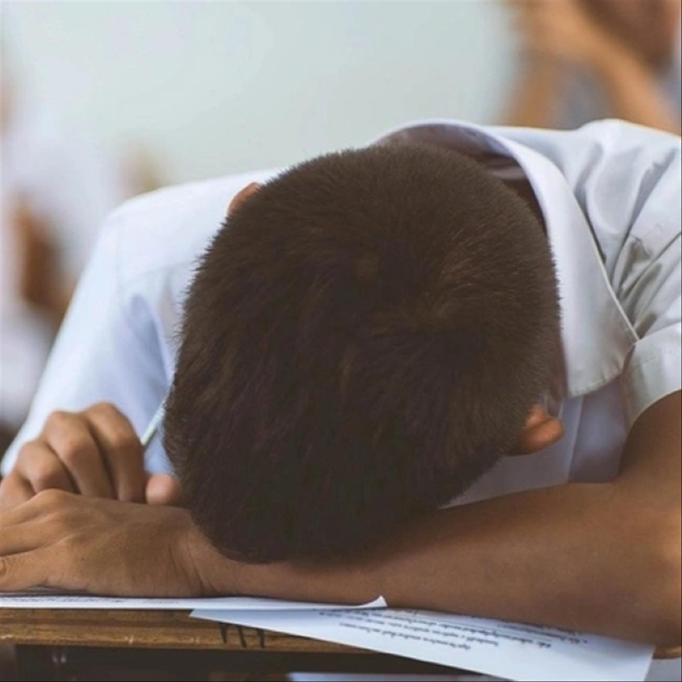 Thí sinh mệt mỏi, ngủ gục trong phòng thi là chuyện không hiếm xảy ra trong các kỳ thi quan trọng