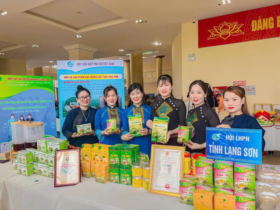 Chị Vy Thị Lụa (giữa) và những người khởi nghiệp xứ Lạng Ảnh: Duy Chiến