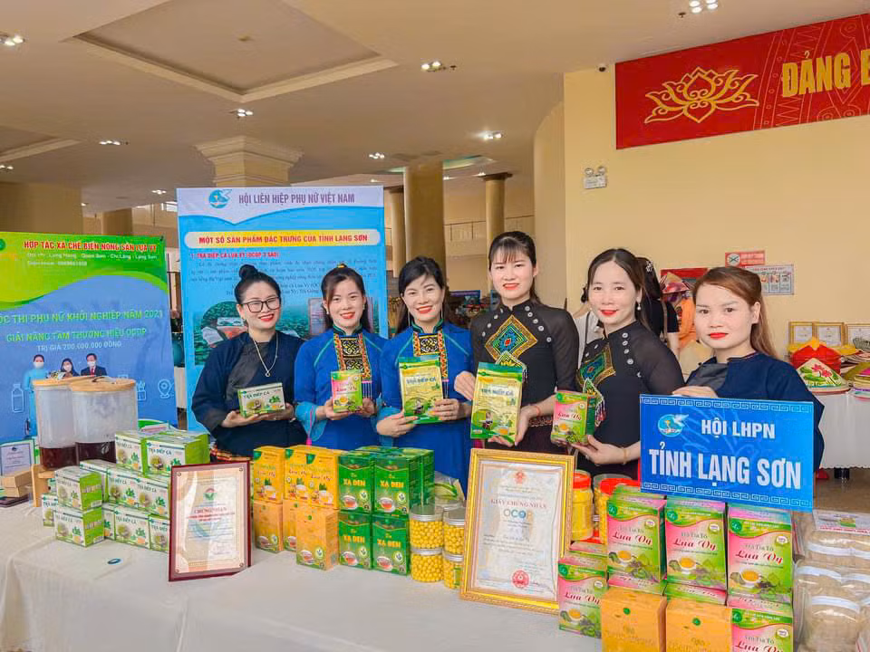 Chị Vy Thị Lụa (giữa) và những người khởi nghiệp xứ Lạng Ảnh: Duy Chiến Chị Vy Thị Lụa (giữa) và những người khởi nghiệp xứ Lạng Ảnh: Duy Chiến