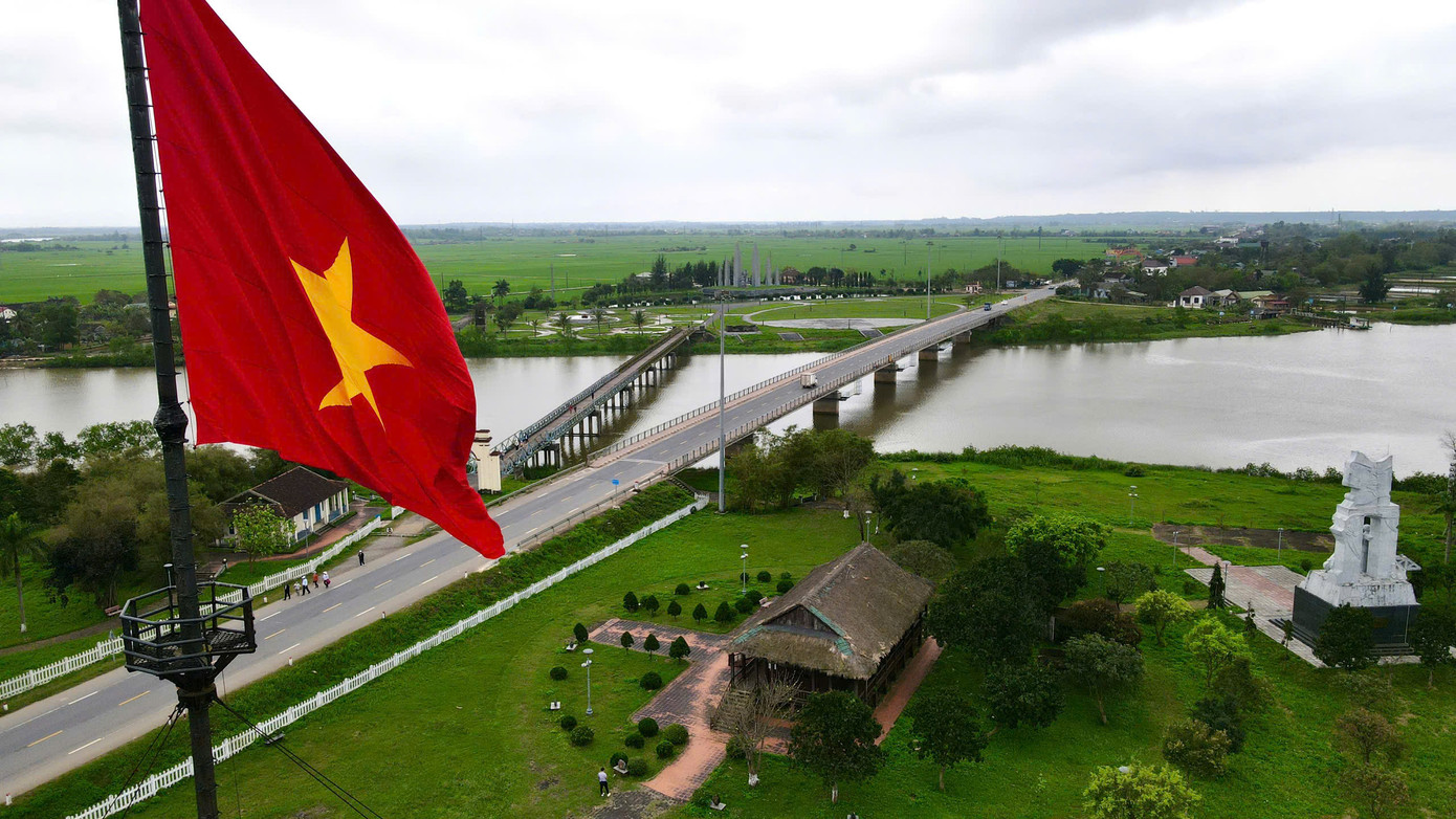 Cầu Hiền Lương nối đôi bờ sông Bến Hải. Ảnh: Như Ý Cầu Hiền Lương nối đôi bờ sông Bến Hải. Ảnh: Như Ý