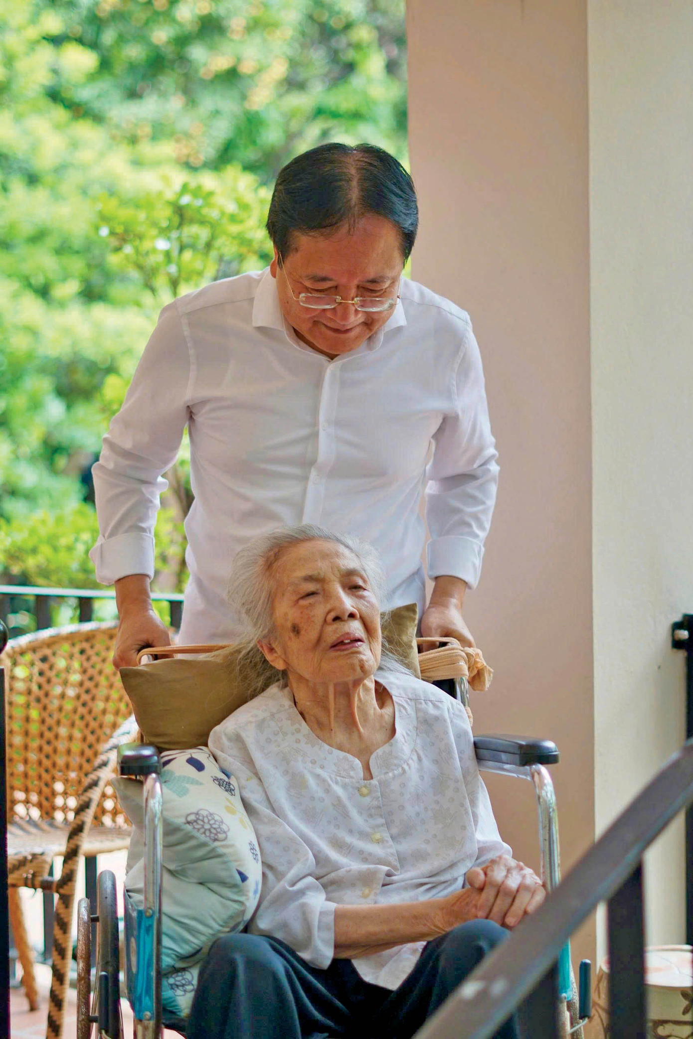 Mỗi sáng, ông Vương Duy Biên thường đưa mẹ vườn ngắm cây cảnh.