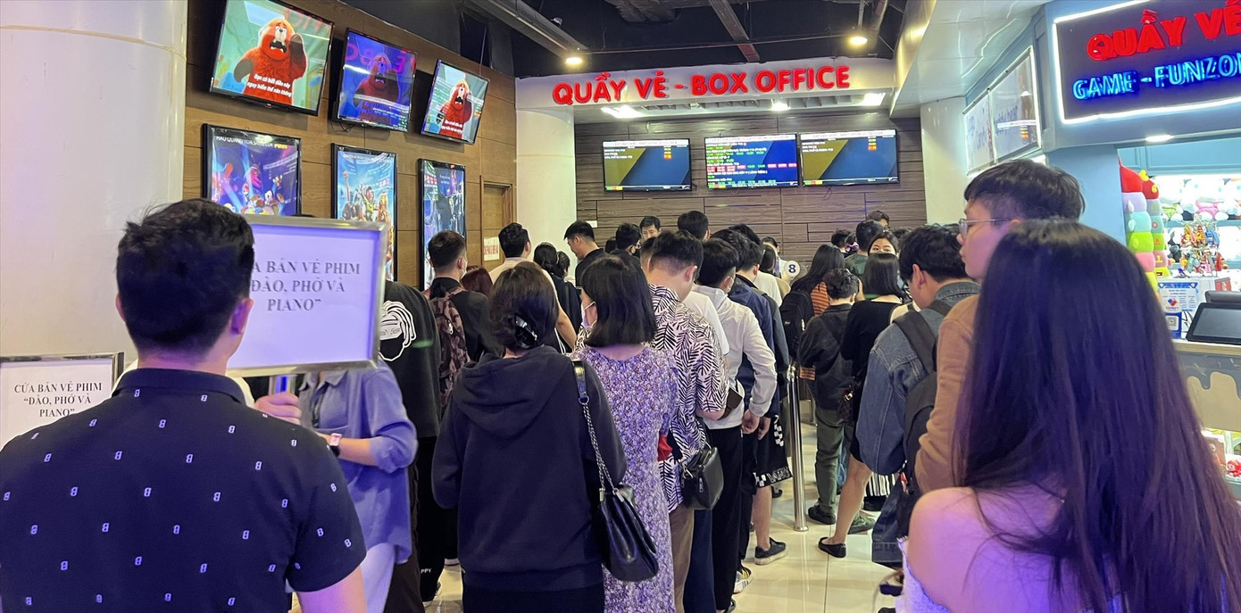 Trung tâm Chiếu phim quốc gia phải mở thêm nhiều cửa bán vé riêng cho khán giả xem Đào, phở và piano. Ảnh: Nguyên Khánh