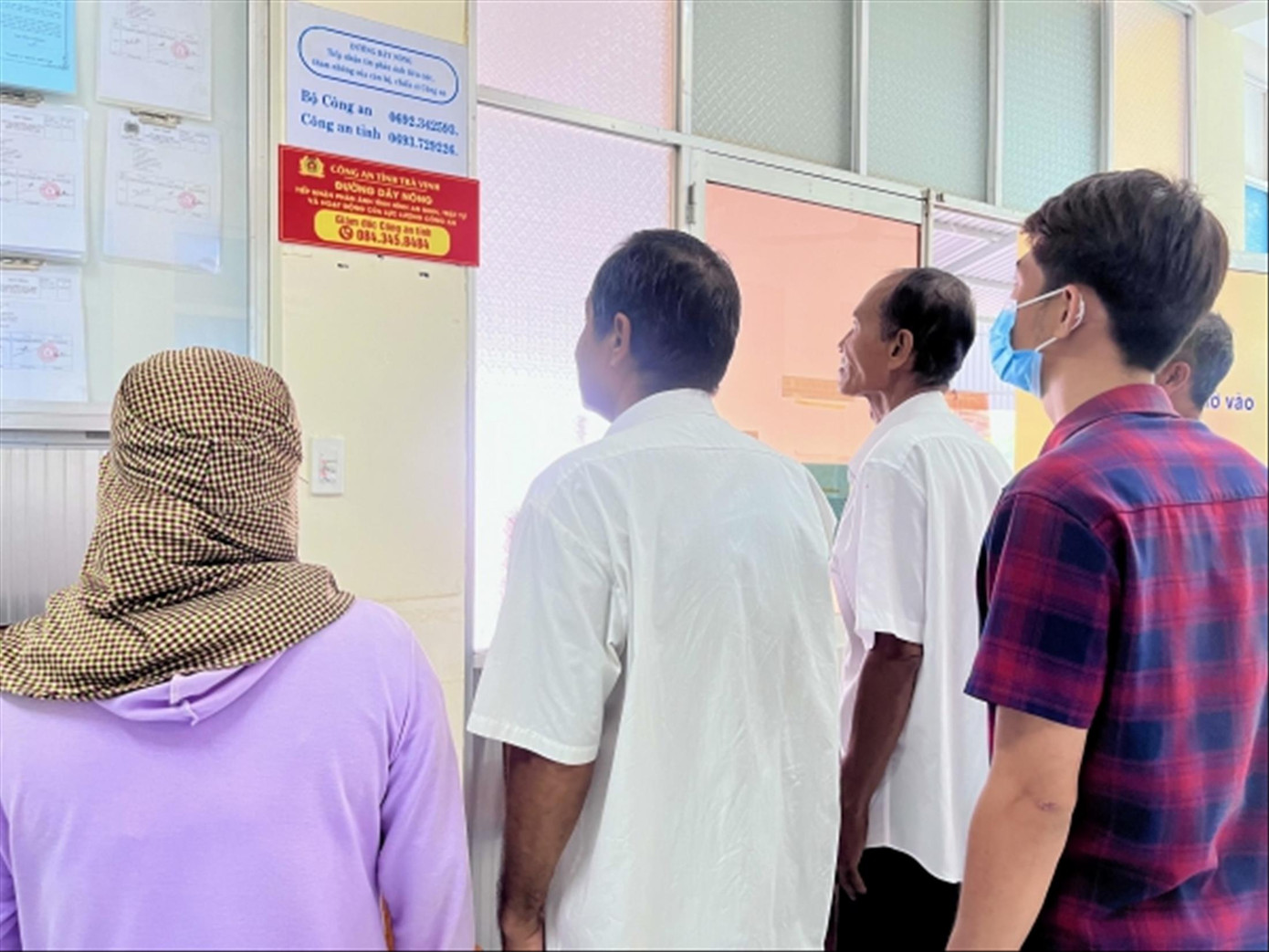 Người dân xem số điện thoại đường dây nóng của Giám đốc Công an tỉnh Trà Vinh. Ảnh: MT Người dân xem số điện thoại đường dây nóng của Giám đốc Công an tỉnh Trà Vinh. Ảnh: MT