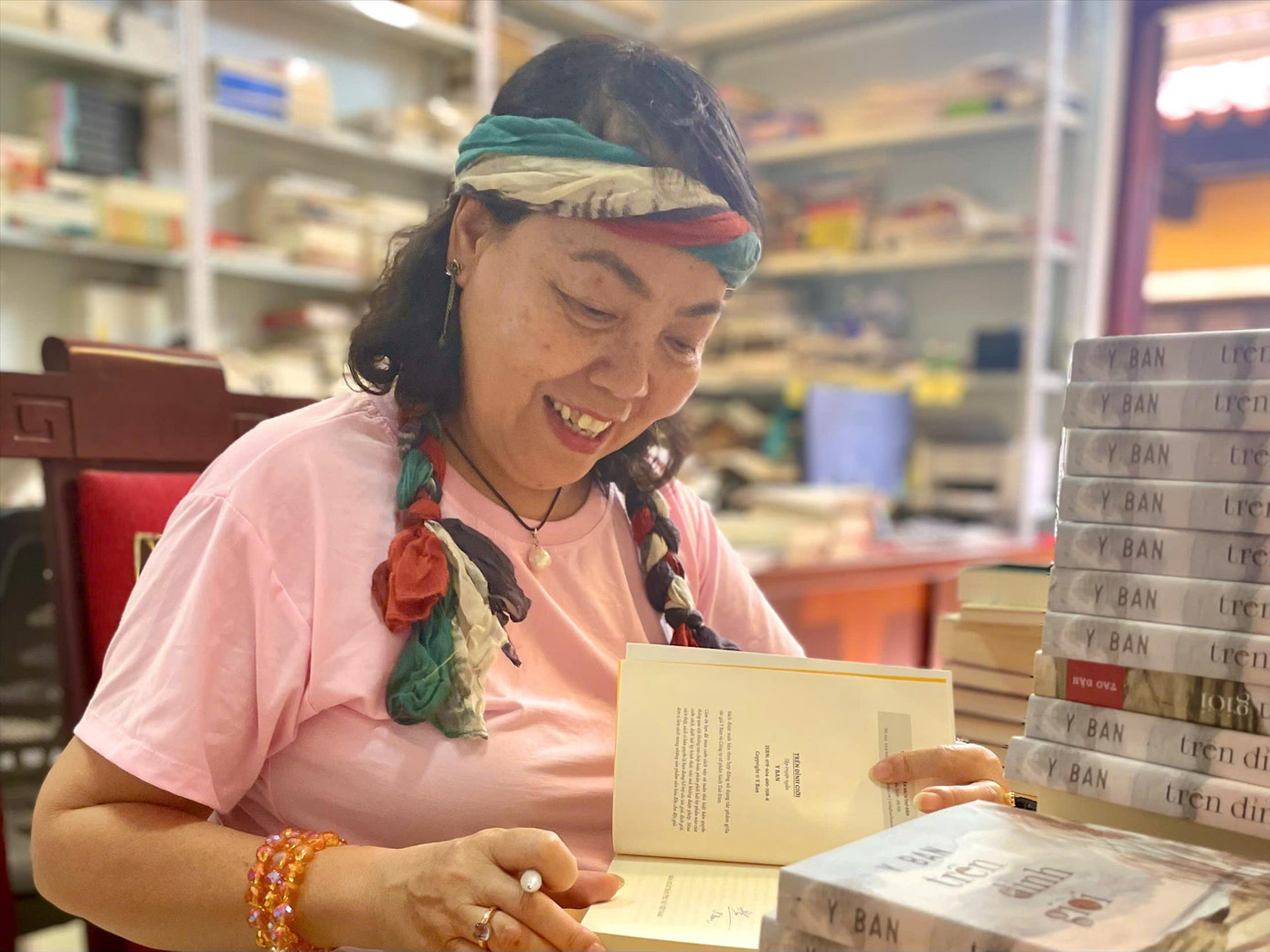 Nhà văn Y Ban cho thấy định vị khác hẳn với tập truyện mới nhất. Ảnh: THANH PHƯƠNG