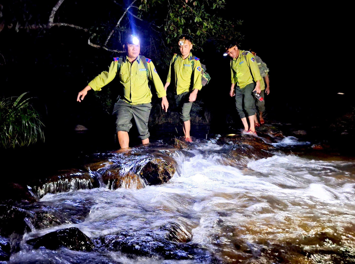 Anh Chinh (đầu tiên) dẫn mọi người tuần tra