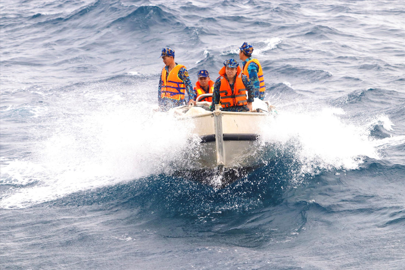 Trung úy Lương Trọng Duy cùng đội thủy thủ xuồng của tàu Trường Sa 10 đang làm nhiệm vụ