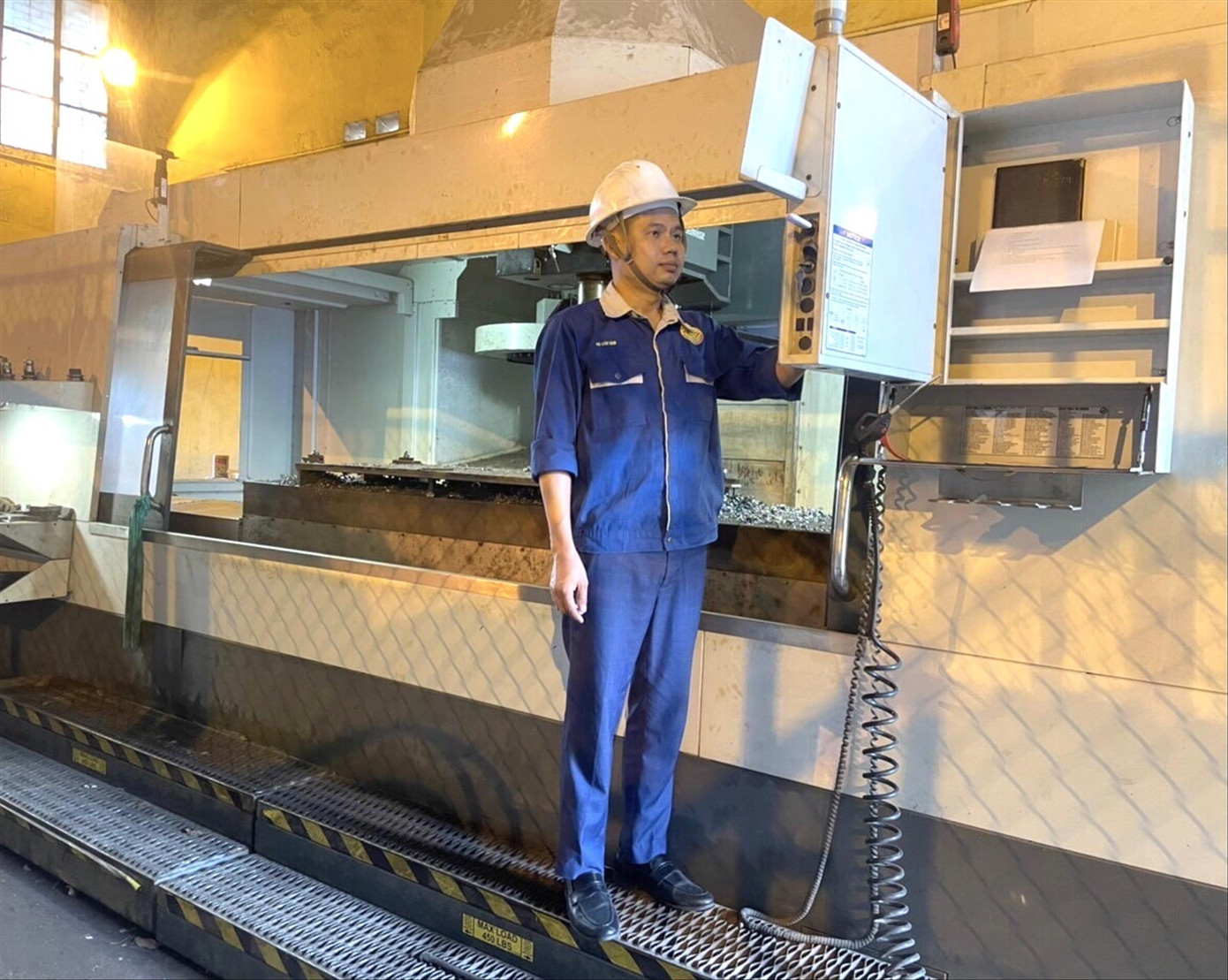 Kỹ sư Vũ Văn Văn, Quản đốc xưởng thiết bị Tuyển (Trung tâm Thiết bị Điện - Tuyển) thường xuyên xuống các hầm lò bắt bệnh máy móc Kỹ sư Vũ Văn Văn, Quản đốc xưởng thiết bị Tuyển (Trung tâm Thiết bị Điện - Tuyển) thường xuyên xuống các hầm lò bắt bệnh máy móc