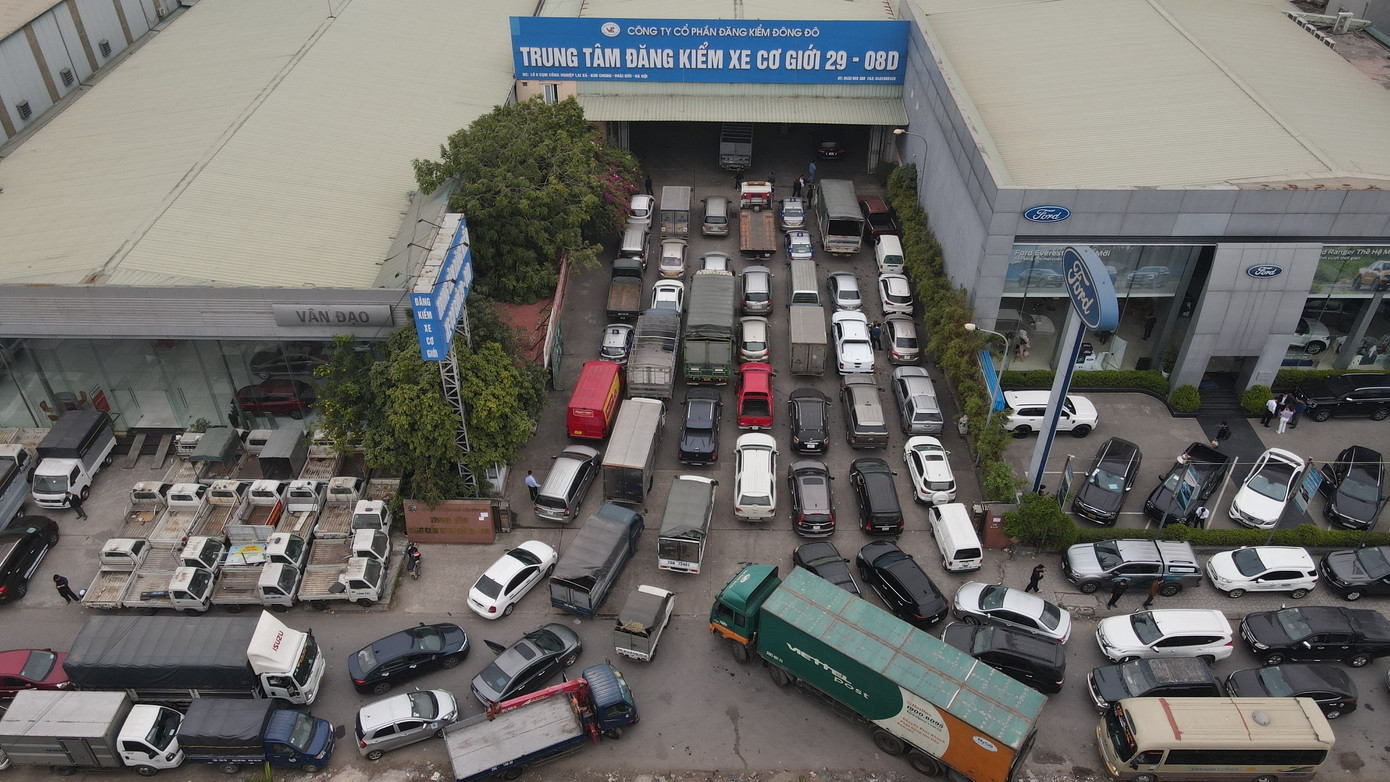 Ô tô xếp hàng dài chờ đến lượt đăng kiểm Ảnh: Trọng Tài Ô tô xếp hàng dài chờ đến lượt đăng kiểm Ảnh: Trọng Tài