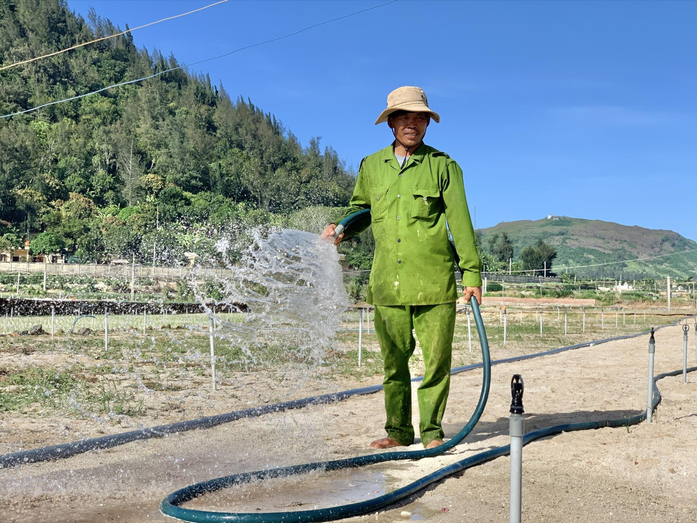 Việc người dân ồ ạt đào giếng phục vụ tưới tiêu trong sản xuất nông nghiệp khiến nguồn nước ngầm ở Lý Sơn cạn kiệt. Ảnh: Nguyễn Ngọc Việc người dân ồ ạt đào giếng phục vụ tưới tiêu trong sản xuất nông nghiệp khiến nguồn nước ngầm ở Lý Sơn cạn kiệt. Ảnh: Nguyễn Ngọc