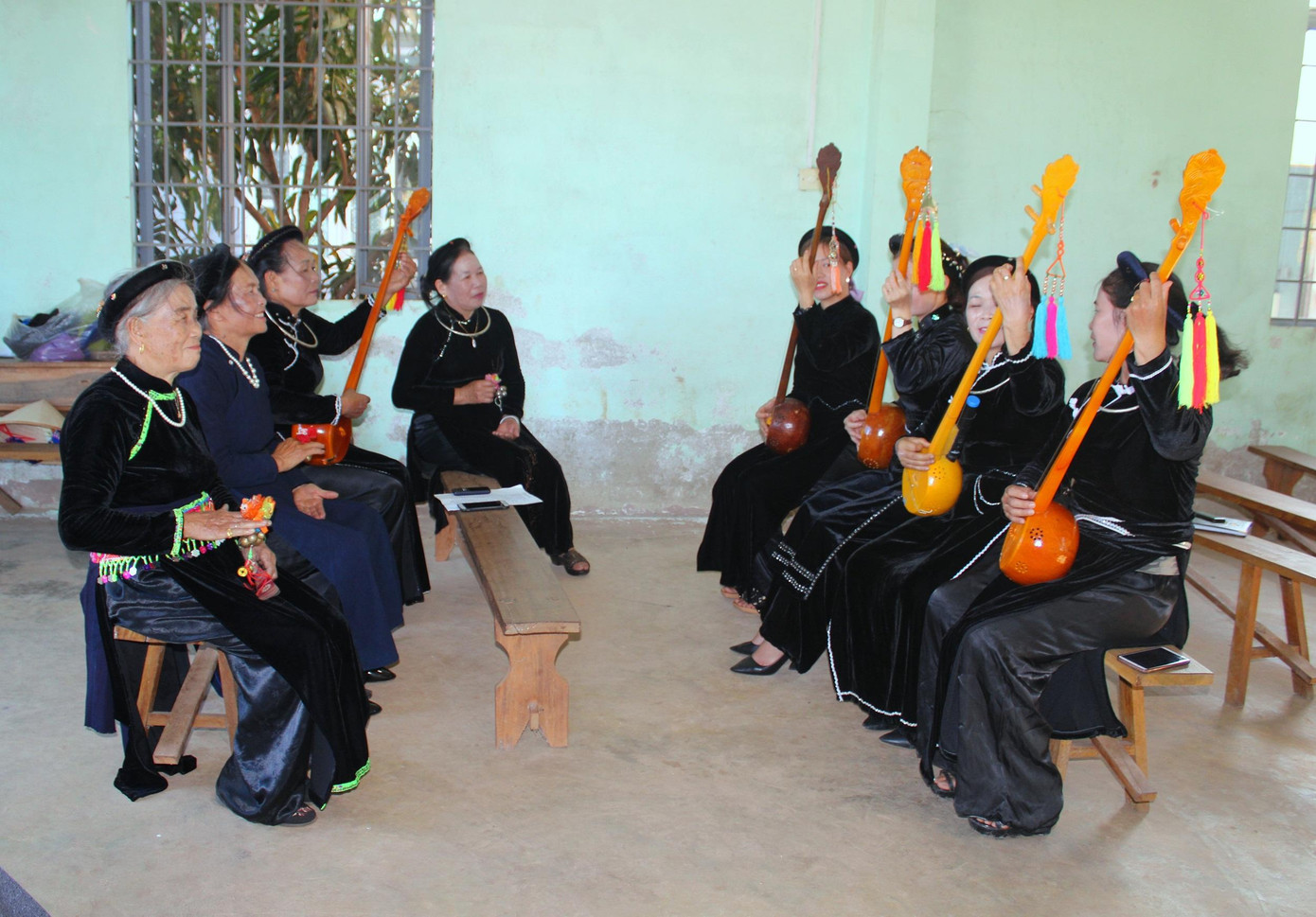 CLB đàn tính, hát then xã Ea M’droh tập luyện