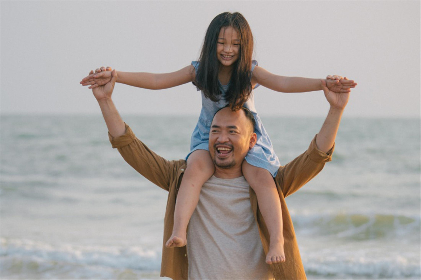 Hai bố con Tiến Luật và bé Bảo Thi tương tác khá ăn ý trong Dân chơi không sợ con rơi Hai bố con Tiến Luật và bé Bảo Thi tương tác khá ăn ý trong Dân chơi không sợ con rơi