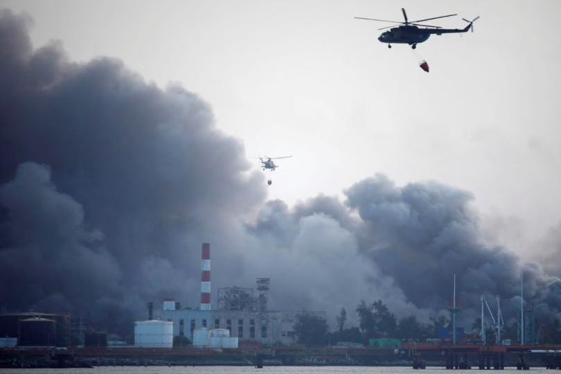 Khói đen bao trùm kho chứa dầu Matanzas của Cuba. Ảnh: Reuters