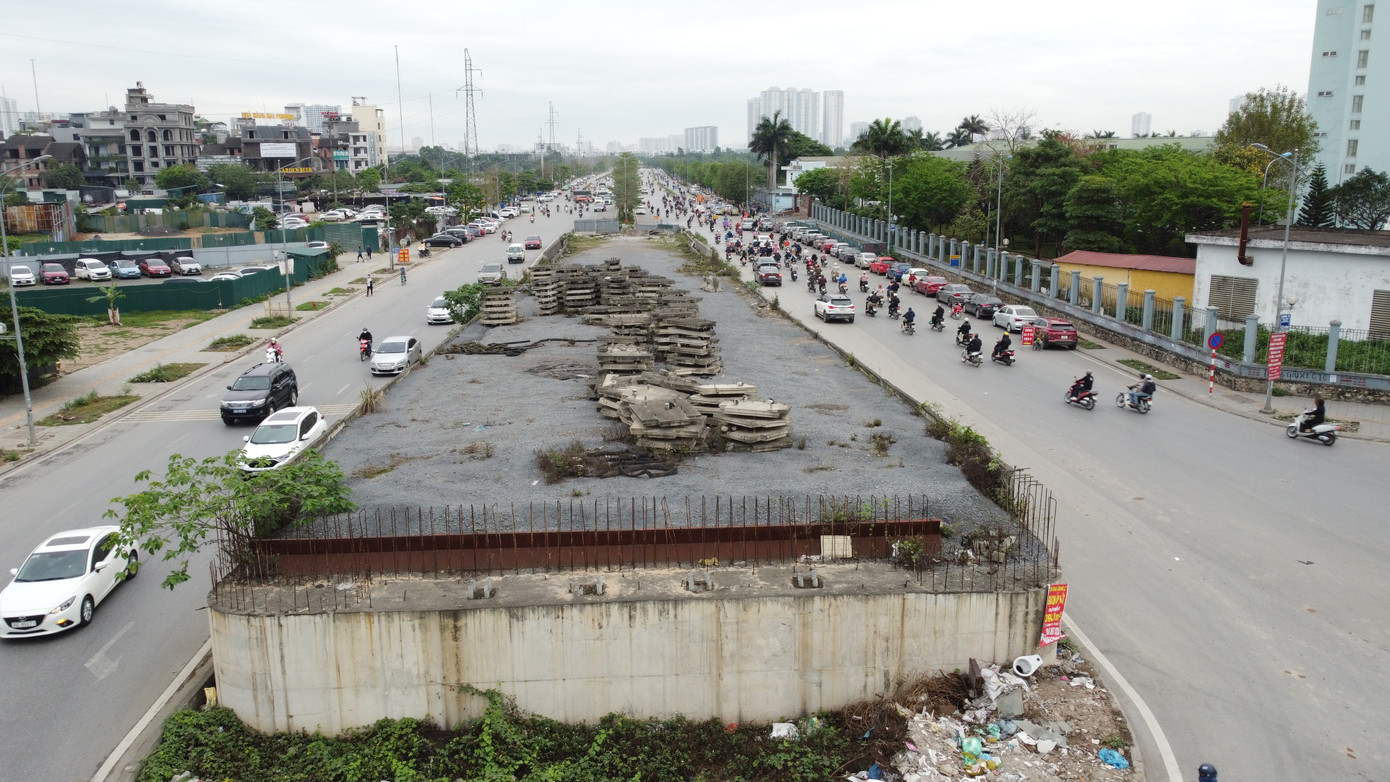 Trụ cầu vượt thi công dở dang nằm giữa đường Chu Văn An nhiều năm nay Ảnh: T. Đảng Trụ cầu vượt thi công dở dang nằm giữa đường Chu Văn An nhiều năm nay Ảnh: T. Đảng