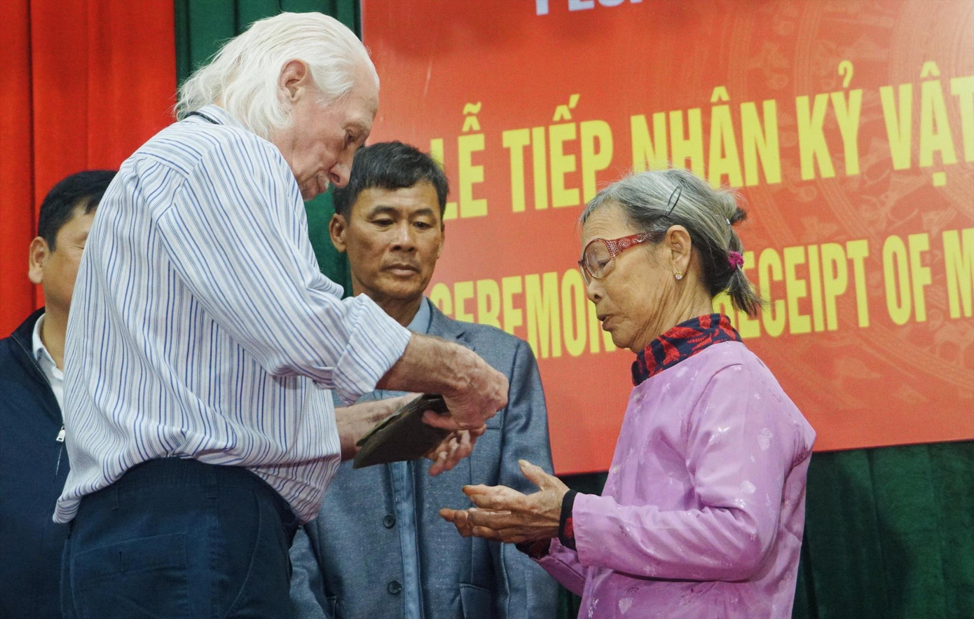 Ông Peter Mathews trao cuốn nhật ký của liệt sĩ Cao Văn Tuất cho bà Cao Thị Nồng - em gái liệt sĩ