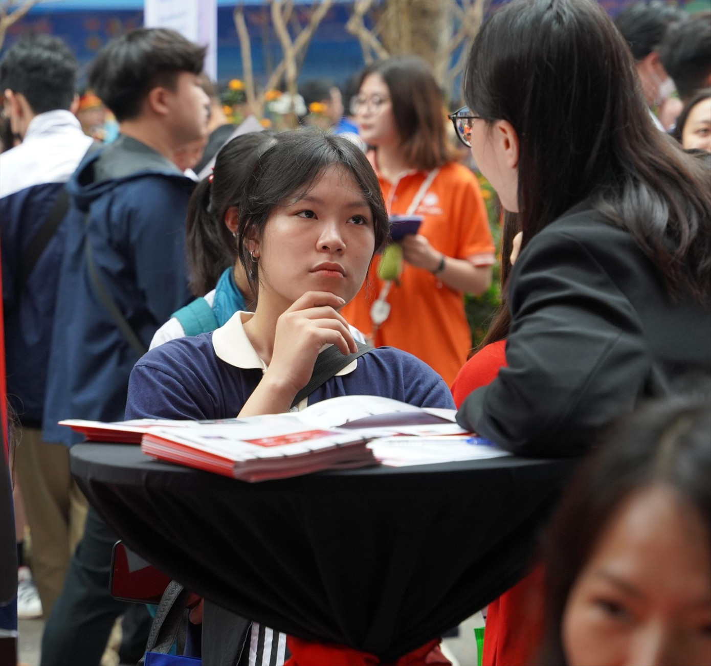 Các trường đại học đang tích cực tư vấn lựa chọn ngành học cho thí sinh tham gia xét tuyển năm nay. Ảnh: Trọng Quân