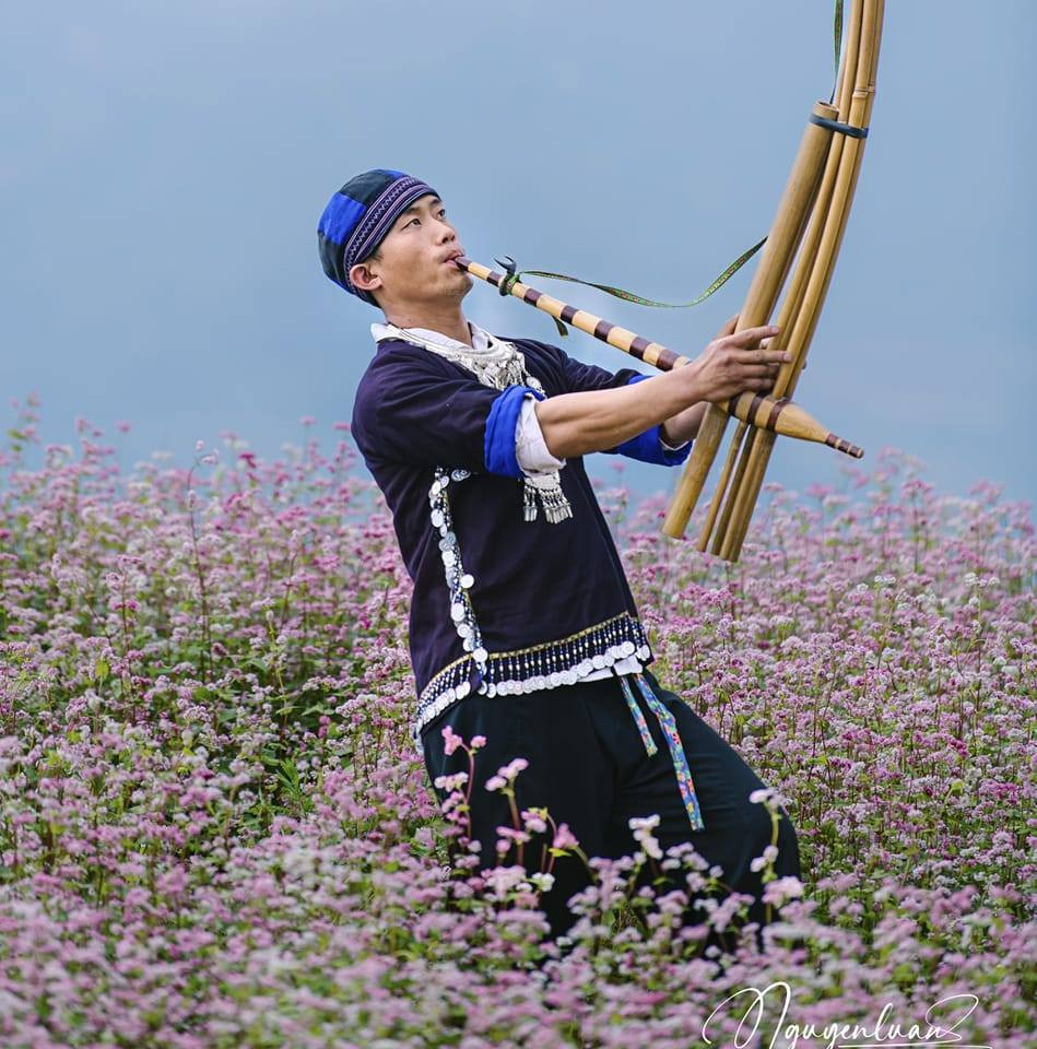 Thào A Su - chàng trai bản Tà Chí Lừ, xã La Pán Tẩn trình diễn khèn Mông quảng bá du lịch cộng đồng. Thào A Su - chàng trai bản Tà Chí Lừ, xã La Pán Tẩn trình diễn khèn Mông quảng bá du lịch cộng đồng.