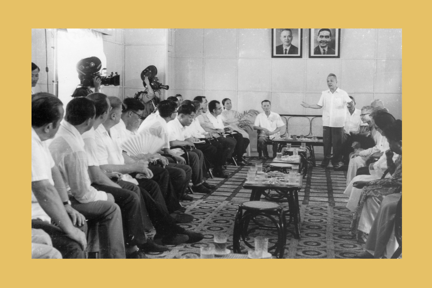 Chủ tịch Hội đồng cố vấn Chính phủ Cách mạng lâm thời CHMNVN Nguyễn Hữu Thọ tiếp các đoàn Đại sứ, năm 1973 (Ảnh tư liệu)