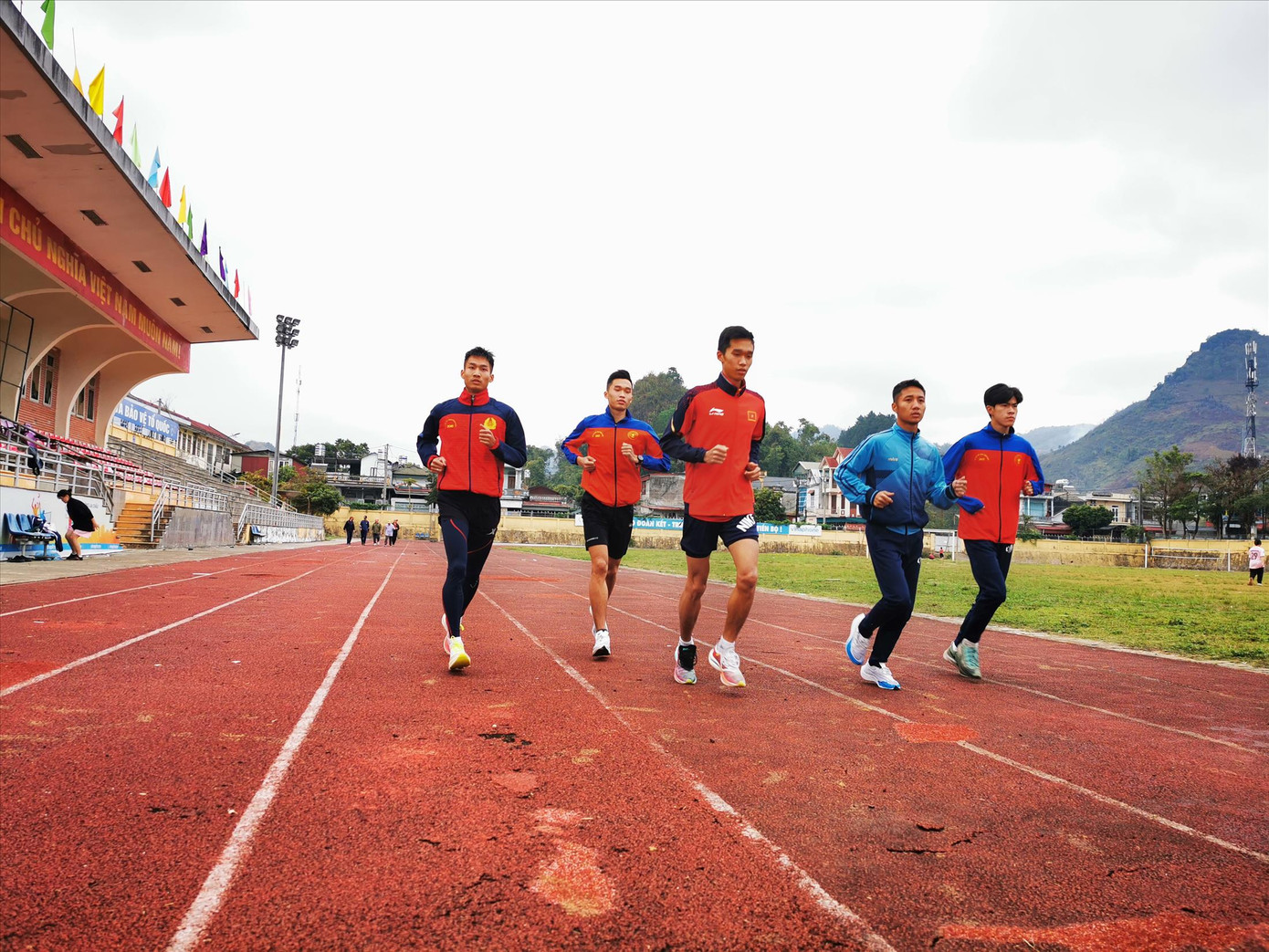 Đoàn điền kinh Quân đội hăng say tập luyện ở Lai ChâuẢnh: Thanh Phong