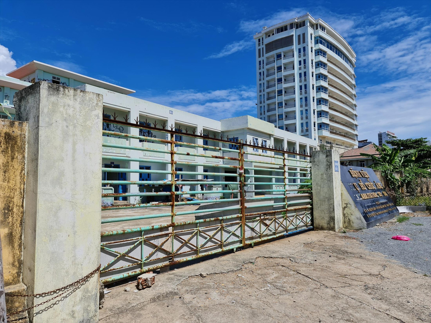 Khuôn viên Bệnh viện Phục hồi chức năng TP Đà Nẵng sau khi di dời bỏ hoang gây lãng phí, mất mĩ quan đô thị - Ảnh: Nguyễn Thành Khuôn viên Bệnh viện Phục hồi chức năng TP Đà Nẵng sau khi di dời bỏ hoang gây lãng phí, mất mĩ quan đô thị - Ảnh: Nguyễn Thành