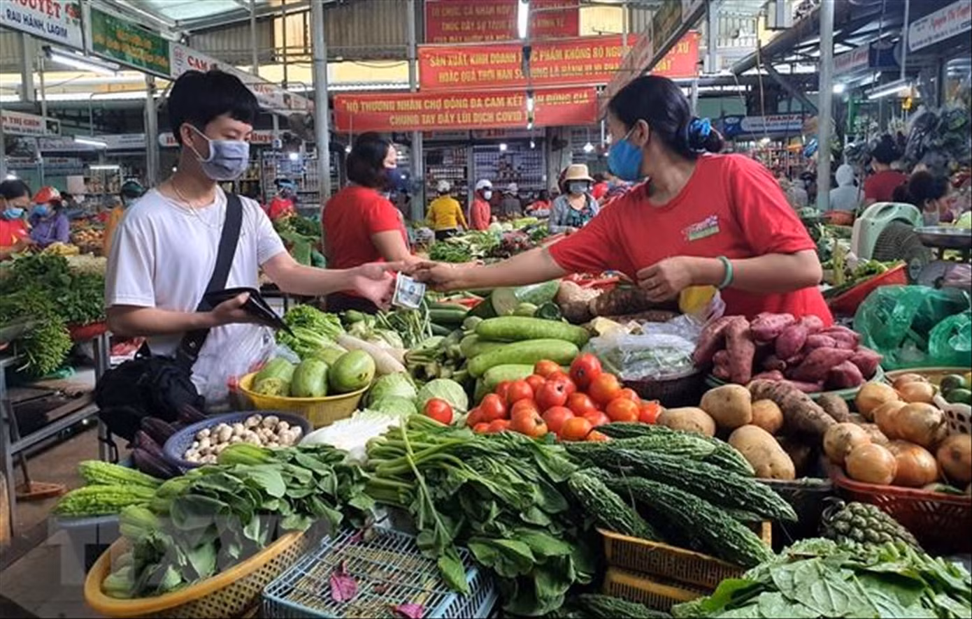 Mức giảm trừ gia cảnh lạc hậu khiến người làm công ăn lương “còng lưng” gánh thuế phải cắt giảm chi tiêu (Ảnh minh họa)