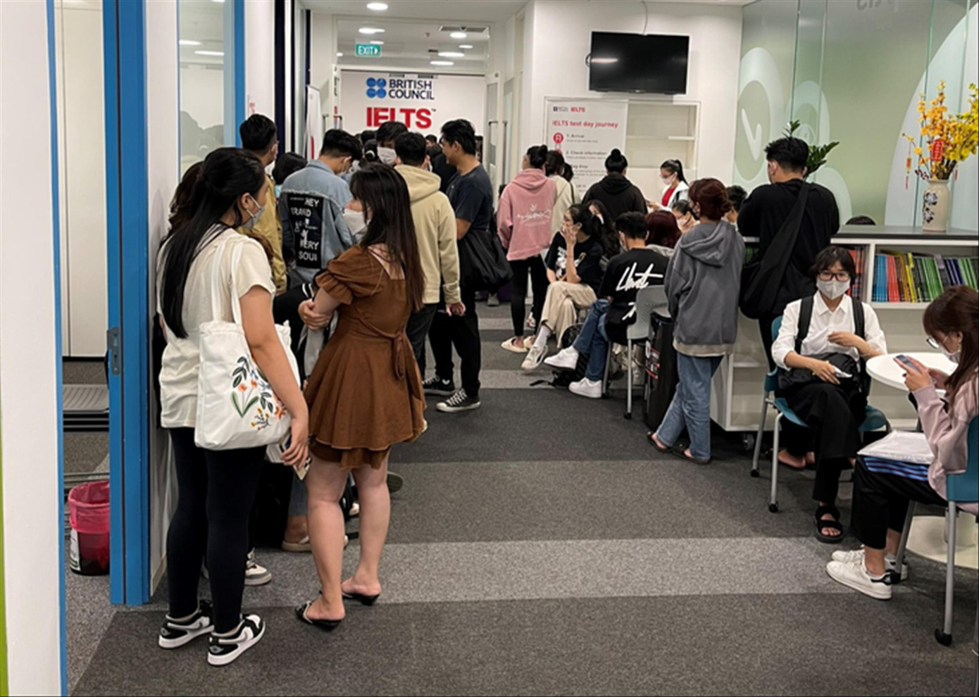Nhiều sinh viên đến Hội đồng Anh ở TPHCM để tìm câu trả lời về việc chứng chỉ tiếng Anh không được trường này chấp nhận (ảnh: SVCC).
