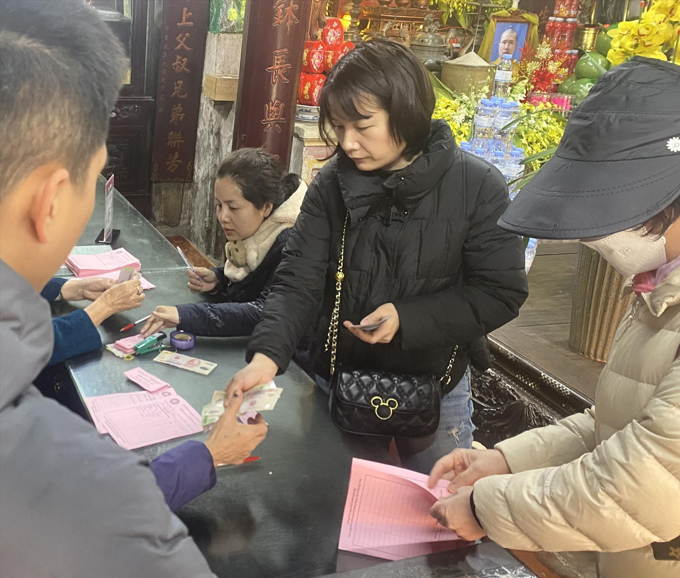 Người dân đóng tiền để đăng ký làm lễ cầu an, dâng sao giải hạn tại chùa Phúc Khánh (Thịnh Quang, Đống Đa, Hà Nội). Ảnh: VIỆT KHÔI Người dân đóng tiền để đăng ký làm lễ cầu an, dâng sao giải hạn tại chùa Phúc Khánh (Thịnh Quang, Đống Đa, Hà Nội). Ảnh: VIỆT KHÔI