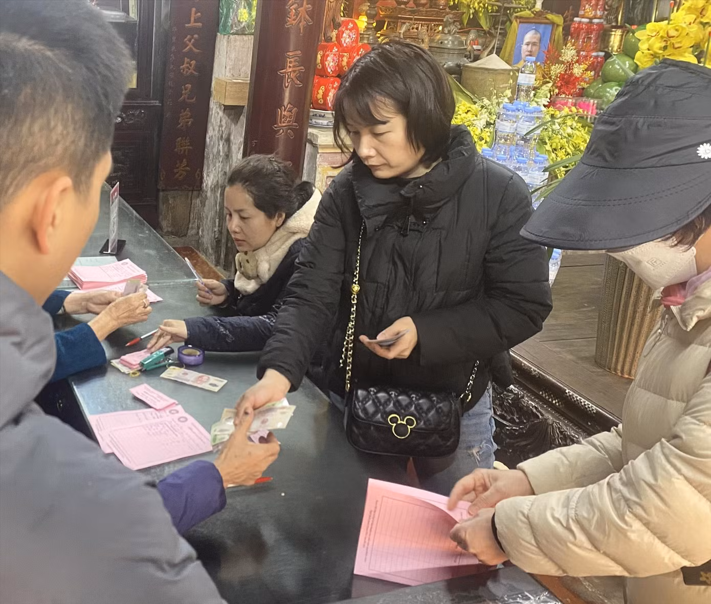 Người dân đóng tiền để đăng ký làm lễ cầu an, dâng sao giải hạn tại chùa Phúc Khánh (Thịnh Quang, Đống Đa, Hà Nội). Ảnh: VIỆT KHÔI