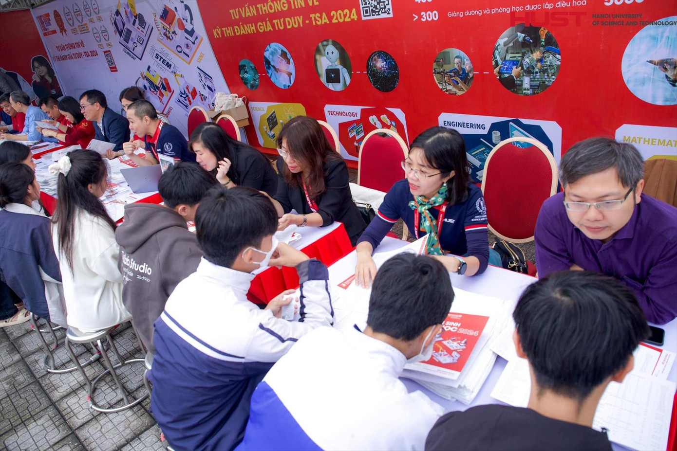 Thí sinh tìm hiểu thông tin thi đánh giá tư duy và tuyển sinh của ĐH Bách khoa Hà Nội năm 2024. Ảnh: Diệp An Thí sinh tìm hiểu thông tin thi đánh giá tư duy và tuyển sinh của ĐH Bách khoa Hà Nội năm 2024. Ảnh: Diệp An