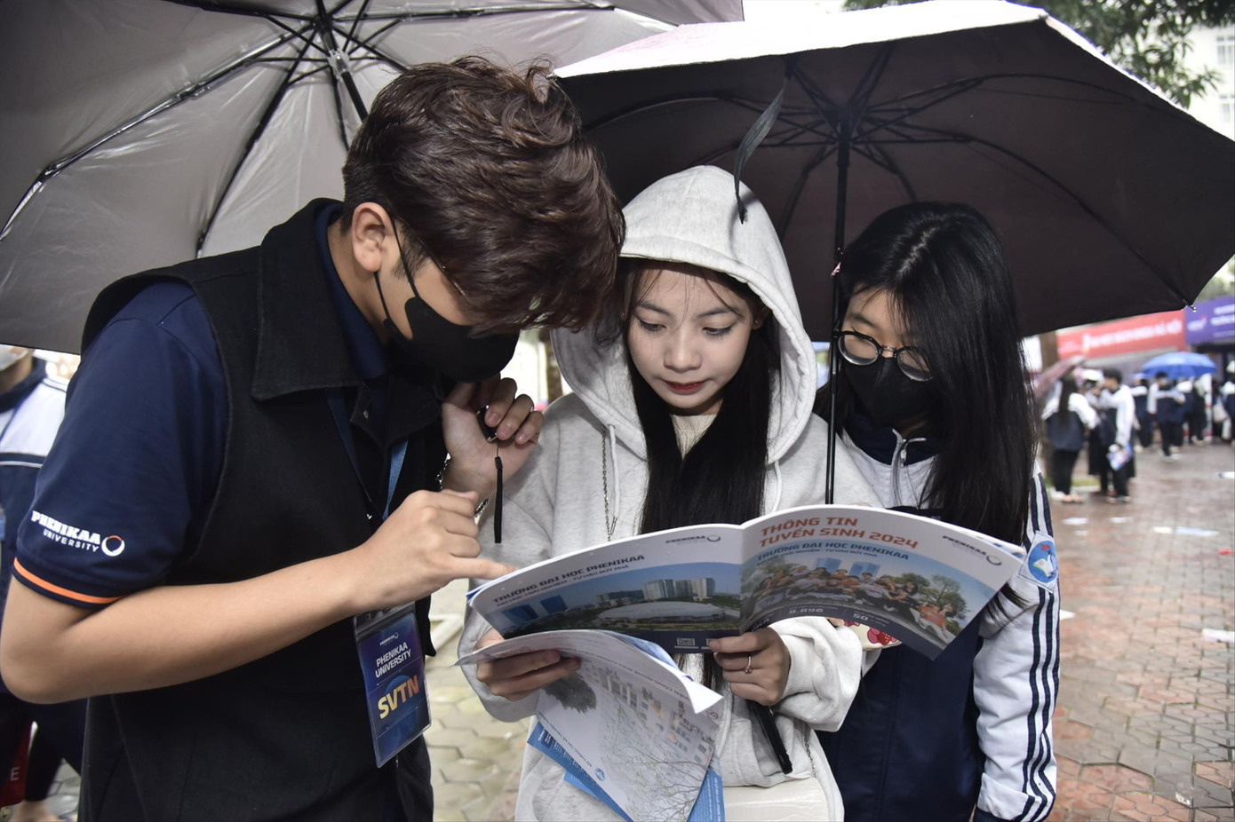 Thí sinh tìm hiểu thông tin tuyển sinh năm 2024 của các trường ĐH Ảnh: Diệp An