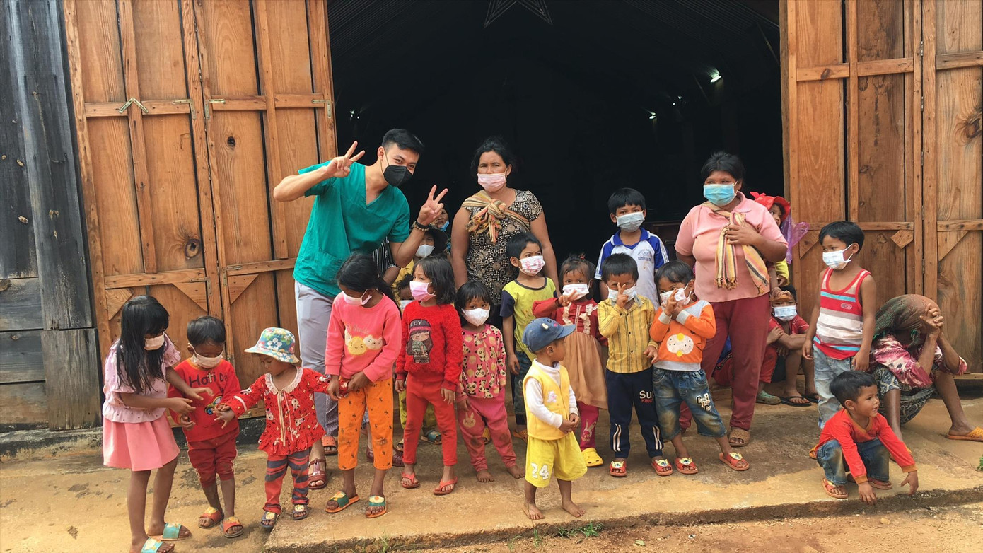 Tâm Nguyễn tặng quà cho trẻ em ở Buôn Chuối (Lâm Đồng) Tâm Nguyễn tặng quà cho trẻ em ở Buôn Chuối (Lâm Đồng)