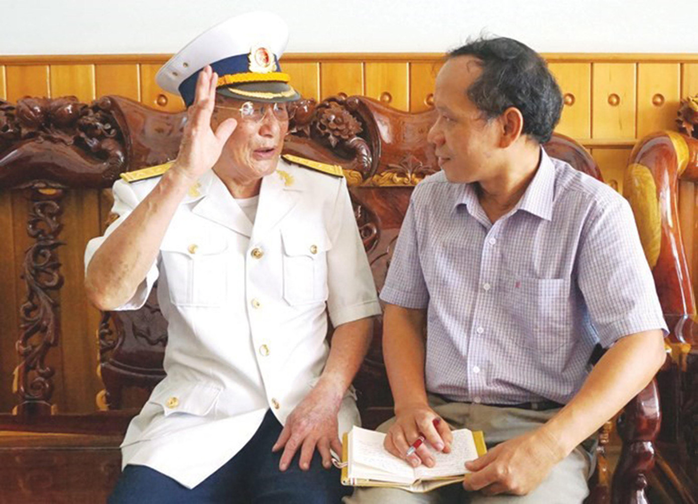 Đại tá Cao Ánh Đăng, nguyên phó Chỉ huy trưởng Vùng 4 Hải quân trao đổi cùng phóng viên Nguyễn Đình Quân