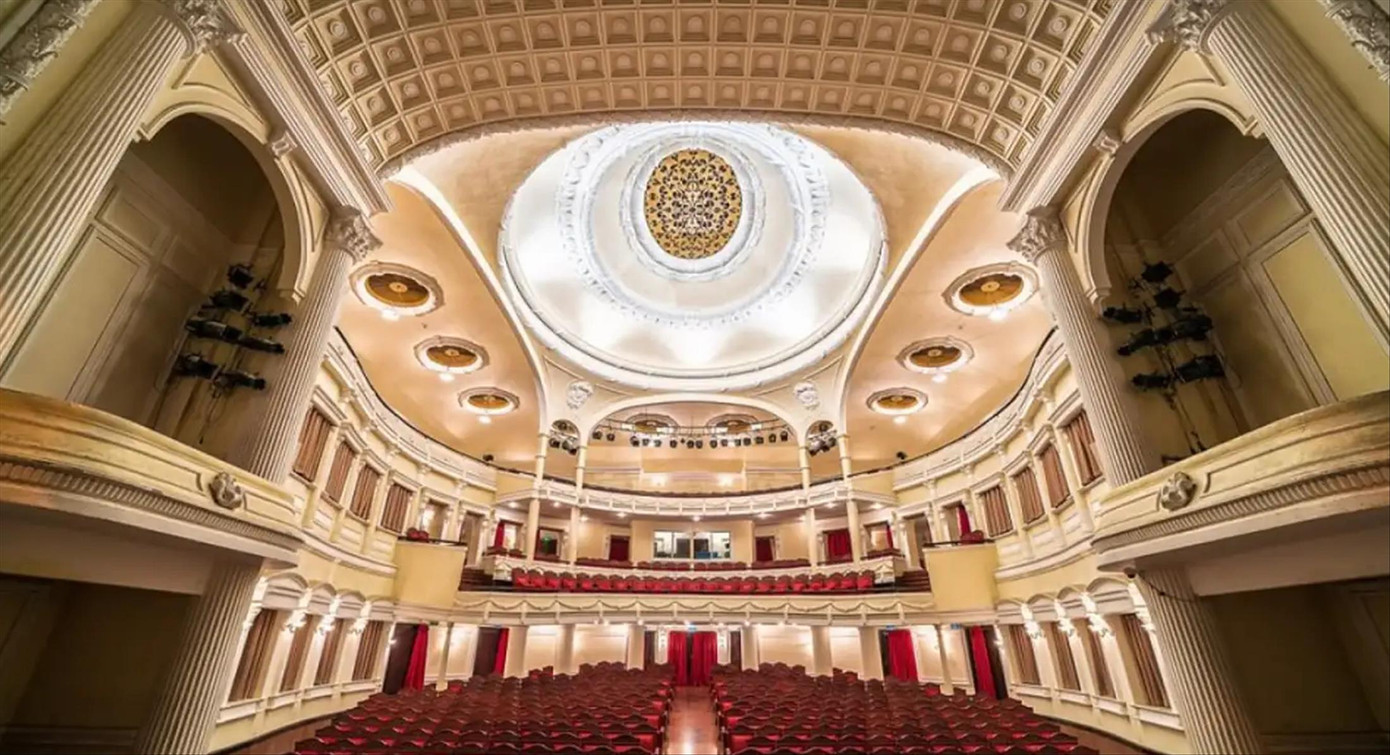 Bên trong Nhà hát Thành phố