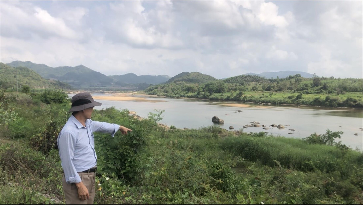 Bờ bao ngăn cách giữa hệ thống kênh chính Nam và sông Ba tại khu vực huyện Phú Hòa đang bị sạt lở. Ảnh: Công Hoan