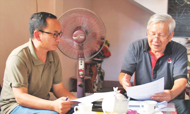 Ông Đinh Trung (bìa phải, nguyên Bí thư Tỉnh ủy Bình Thuận) làm việc với PV báo Tiền Phong. Ảnh: Nguyễn Phong. Ông Đinh Trung (bìa phải, nguyên Bí thư Tỉnh ủy Bình Thuận) làm việc với PV báo Tiền Phong. Ảnh: Nguyễn Phong.