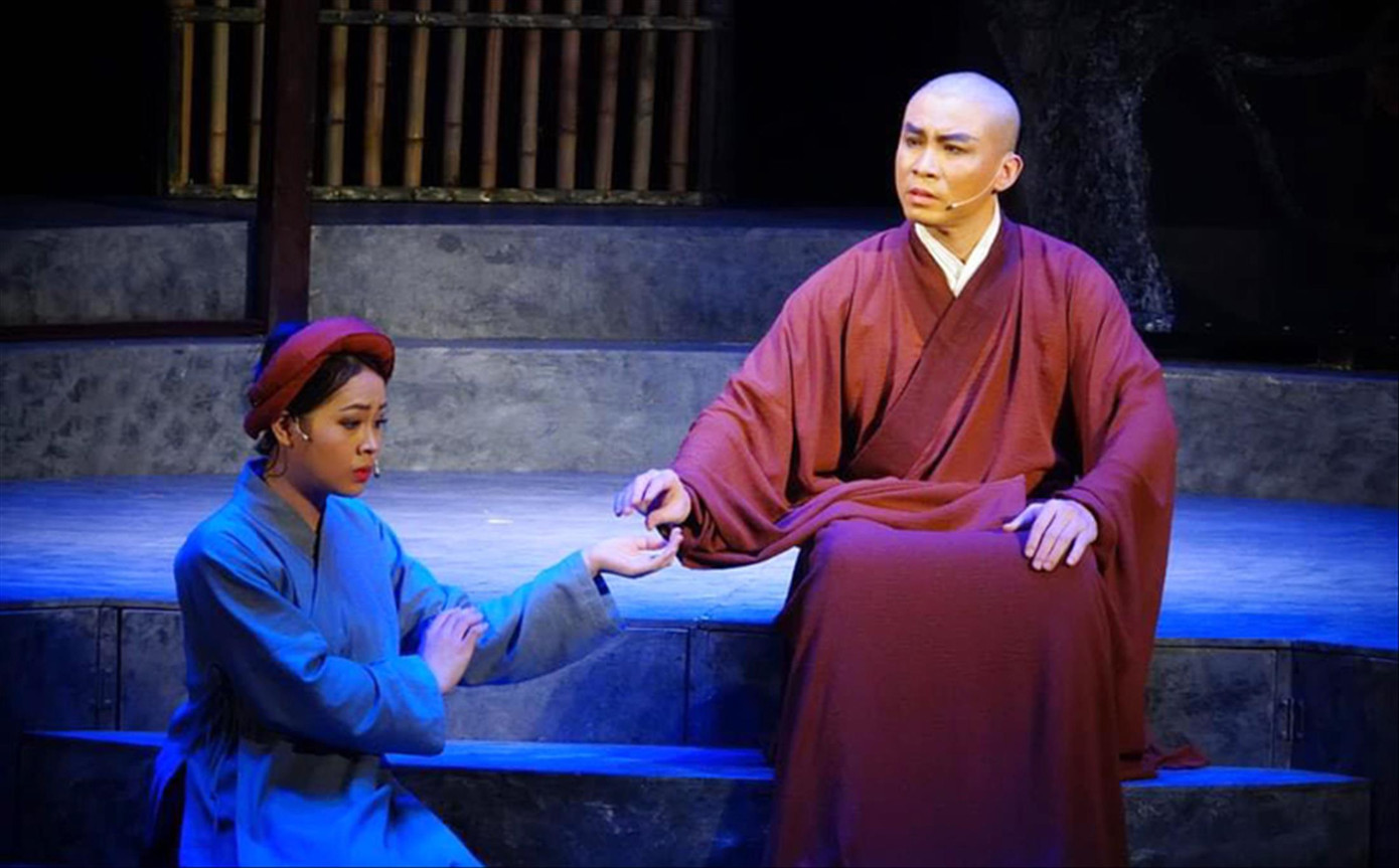 Vở cải lương “Huyền thoại gò rồng ấp” lý giải huyền tích vua Lý Công Uẩn Ảnh: KỲ SƠN Vở cải lương “Huyền thoại gò rồng ấp” lý giải huyền tích vua Lý Công Uẩn Ảnh: KỲ SƠN