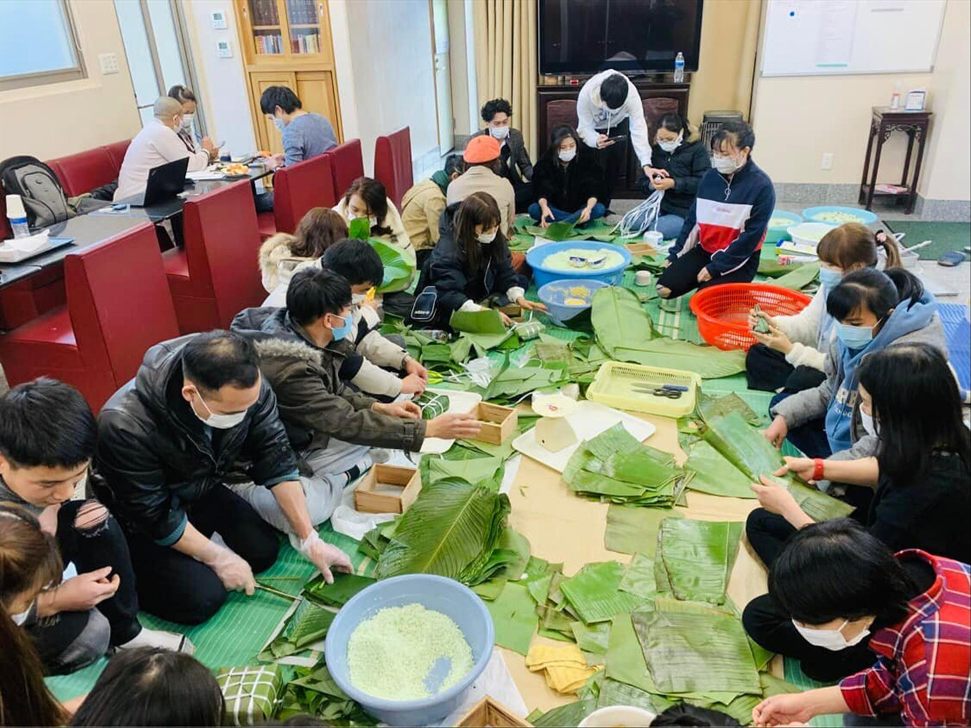 Lao động Việt Nam tại Nhật Bản gói bánh chưng đón Tết Lao động Việt Nam tại Nhật Bản gói bánh chưng đón Tết